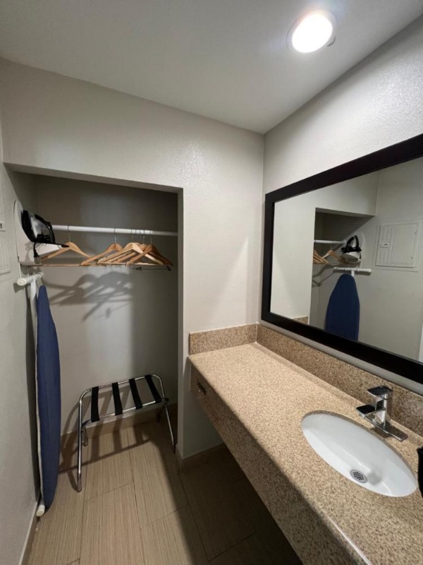 Deluxe Inn Hawthorne/ LAX image 16